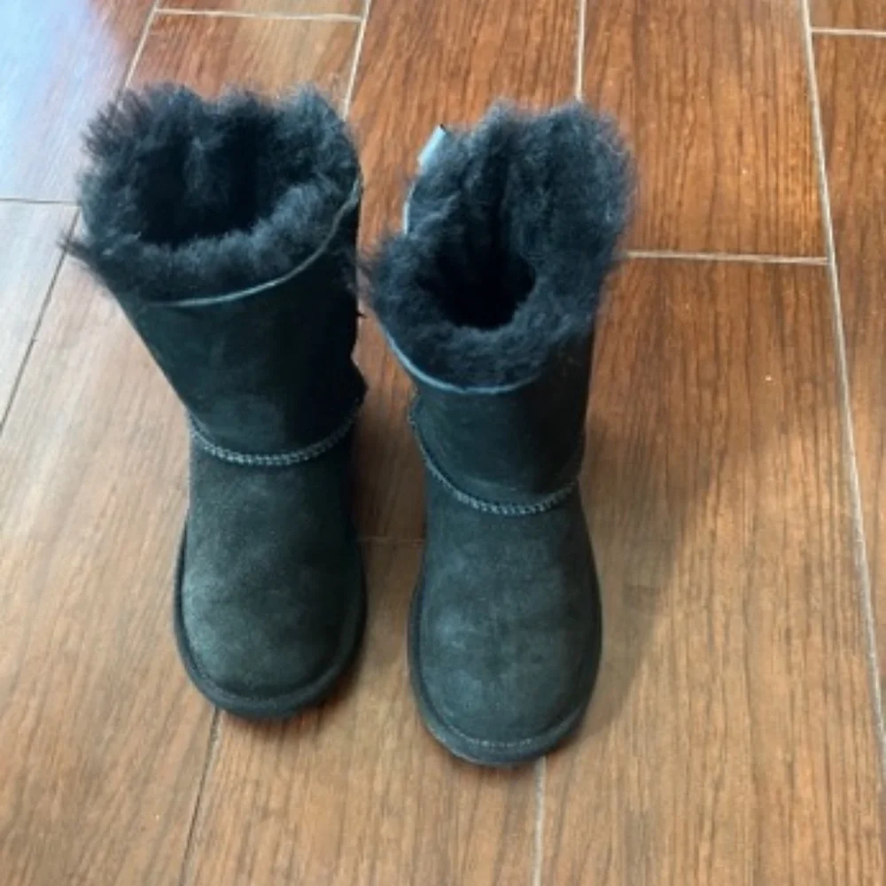 Girls Ugg - Picture 2 of 3